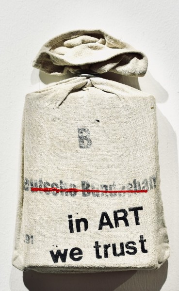 Jan M. Petersen | In Art we trust (Geldsack)